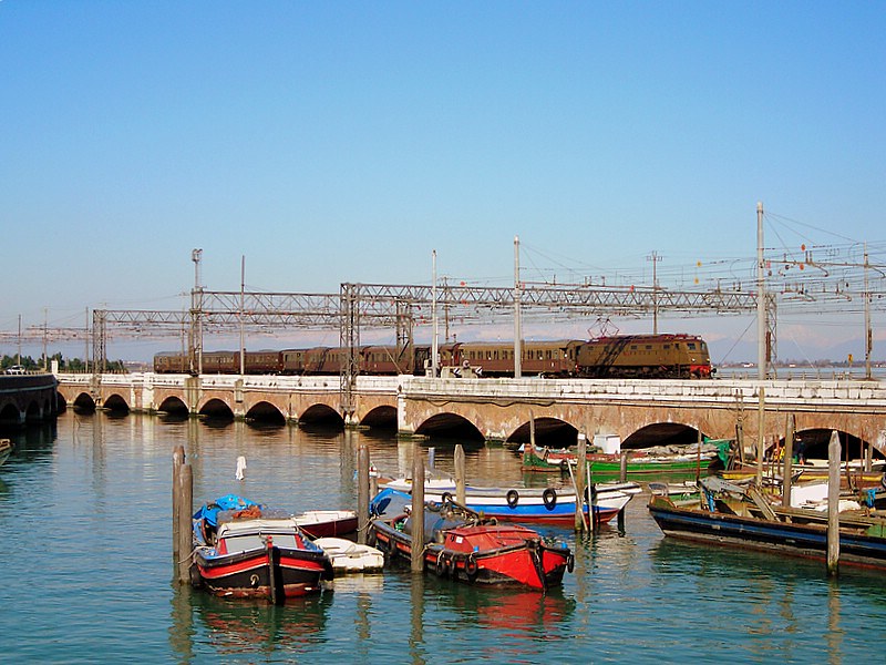 Tren en Venecia - Puente de la Libertad